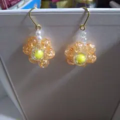 【本日限定価格】ハンドメイドゴールドフック型 陽だまりのオレンジ花 イヤリング
