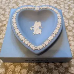 WEDGWOOD WHT ON BLUE TRAY HEARTのサムネイル