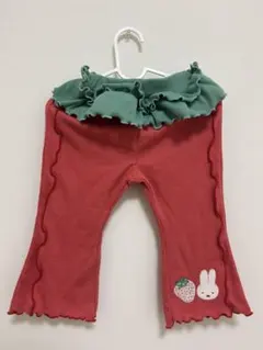 フリル付き赤いフレアパンツ
