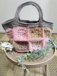 モチーフ繋ぎのピンクバッグ