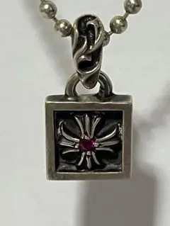 CHROME HEARTS フレームドクロス1ルビーシルバーネックレストップ