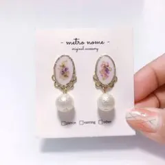 ホワイトの揺れるパールピアス