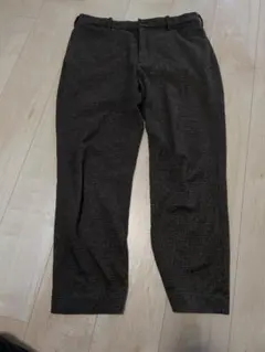 UNIQLOテーパードアンクルパンツ
