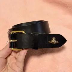 【黒ベルト】牛革　ゴールド金具　レディースベルト　オーブマーク付き　シンプル