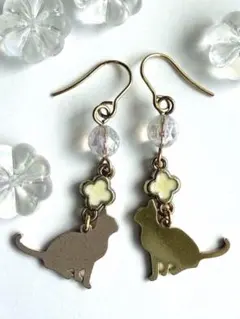 ゴールド猫と水晶ピアスイヤリング　414