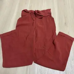 ウエストリボン付き赤ストレートパンツ