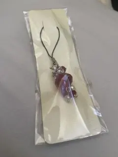 ストラップ　赤いビーズの多層チャーム