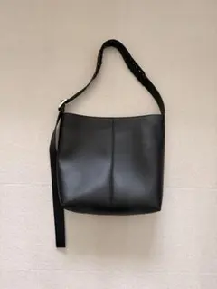 ブラック合成皮革ショルダーバッグ　ZARA