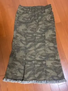 【伊太利屋】迷彩柄 ロングスカート フリンジ裾 カモフラ ストレッチ　サイズ 7のサムネイル