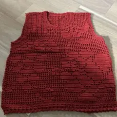 赤い透かし編みニットベスト
