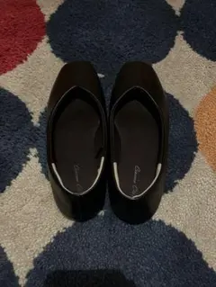 黒のフラットシューズ 合成皮革