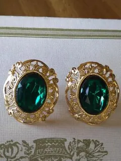 エメラルド色のイヤリング