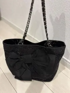 TO BE CHIC 黒のエナメルXビジューXリボンのショルダーバッグ