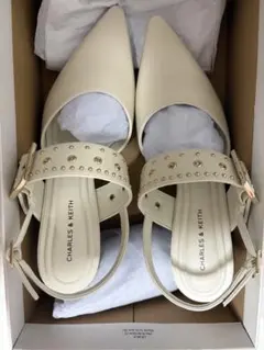 【新品に近い】CHARLES & KEITH セフェスタッズストラップパンプスのサムネイル