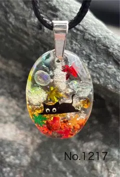 レジンネックレスNo.1217秋の黒猫　ハンドメイド　オレンジ 赤　可愛い　紅葉