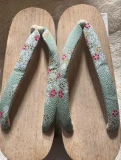 水色　花柄の伝統的な下駄