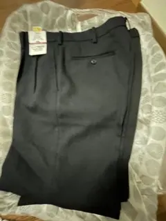 新品タグ付き 黒 スラックス バックポケット付き