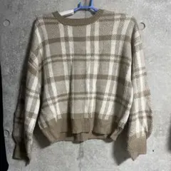 ベージュとホワイトのチェック柄ニット