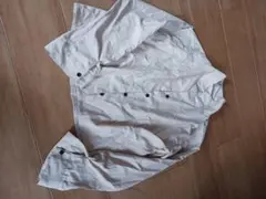 ベージュシャツ