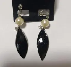 新品！リーフ型 黒 イヤリング ラインストーン＆パール付き