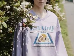 Freada/フリーダ ダメージ加工プリントVネックTシャツのサムネイル