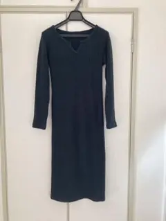 リブニットワンピース 黒 きれいめ