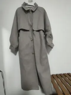 グレーの襟付きロングコート