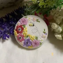 ハンドメイドくるみボタン刺繍ブローチ♡ミモザとアネモネのリースとミツバチさん