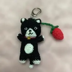黒猫あみぐるみキーホルダー ハートぎゅっと×揺れるしっぽ いちご