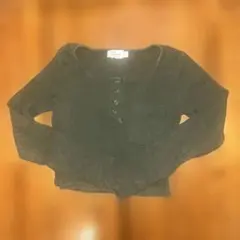 ダークグリーン ボタン付き長袖クロップドTシャツ