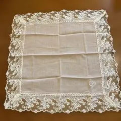 ピンク地白レースハンカチ C刺繍