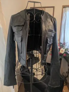 黒いレザークロップドジャケット
