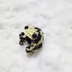 ライトイエロー　ヤドクガエルのあみぐるみ