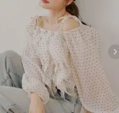 新品未使用タグ付き。【Chico】フリルオフショルブラウス　チコ ドット柄