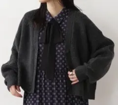 ダークグレー ボタン付きカーディガン