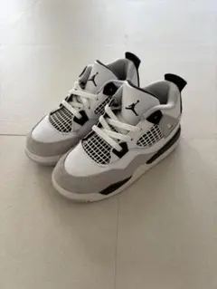 ジョーダン　キッズ　スニーカー　ナイキ　JORDAN 4 RETRO