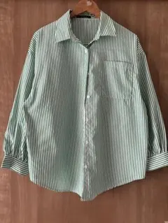 緑と白のストライプ長袖シャツ