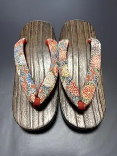 花柄鼻緒の木製下駄