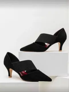 ブラックスエード クロスストラップパンプス