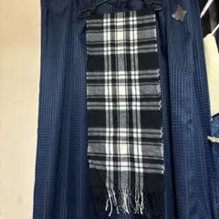 黒と白のチェック柄マフラー