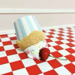 床に落ちたカップケーキ　食品サンプル　フェイクスイーツ　ファンシー　雑貨