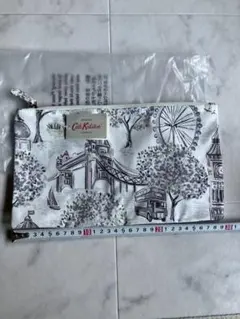 新品未使用タグ付きCath Kidston ロンドン柄 ポーチのサムネイル