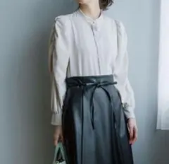 【未使用】オペーク ドットクリップ　パール調ボタンギャザースリーブサテンブラウス