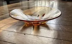 レトロ　琥珀色ガラスプレート（脚付き）