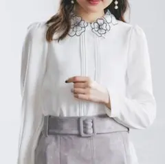 【tocco closet】ビジュー装飾フラワーモチーフ襟付きタック入りブラウス