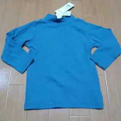 青いタートルネック長袖カットソー