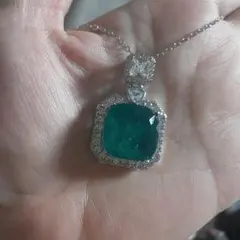 ラスト1点、早い者勝ち！人工エメラルドレディースネックレス