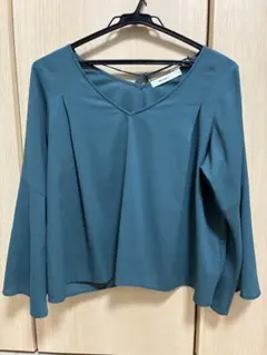 niko and... Vネック フレア袖 トップス