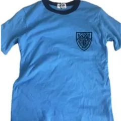 青色ロゴ付きTシャツ