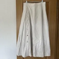 クリーム色 フレアスカート 前面ボタン付き